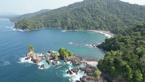 Pintoresca-Bahía-Con-Playa-De-Arena-Blanca-Y-Exuberante-Selva-Como-Telón-De-Fondo-En-El-Parque-Nacional-De-Utría,-Cerca-De-Bahía-Solano-En-El-Departamento-De-Chocó,-En-La-Costa-Pacífica-De-Colombia