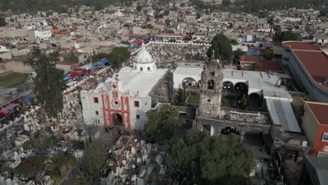 órbitas-Aéreas-Iglesia-De-San-Andrés-Apóstol-Templo-Y-Antiguo-Convento,-Mixquic