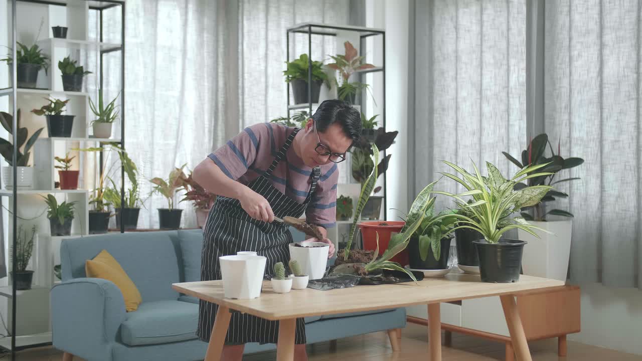 집에서 심는 아시아인 남자