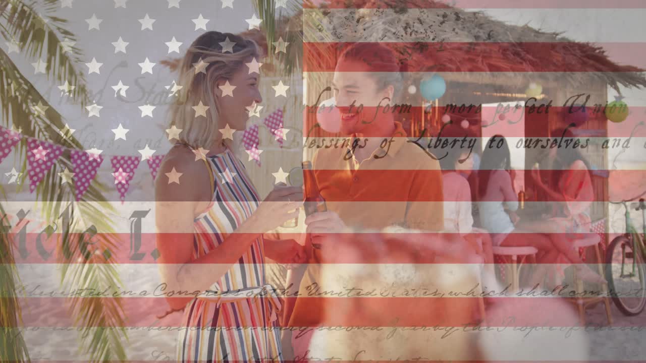 미국 헌법 텍스트와 다중 별 대 백인 커플 해변에서 음료를 맛보는