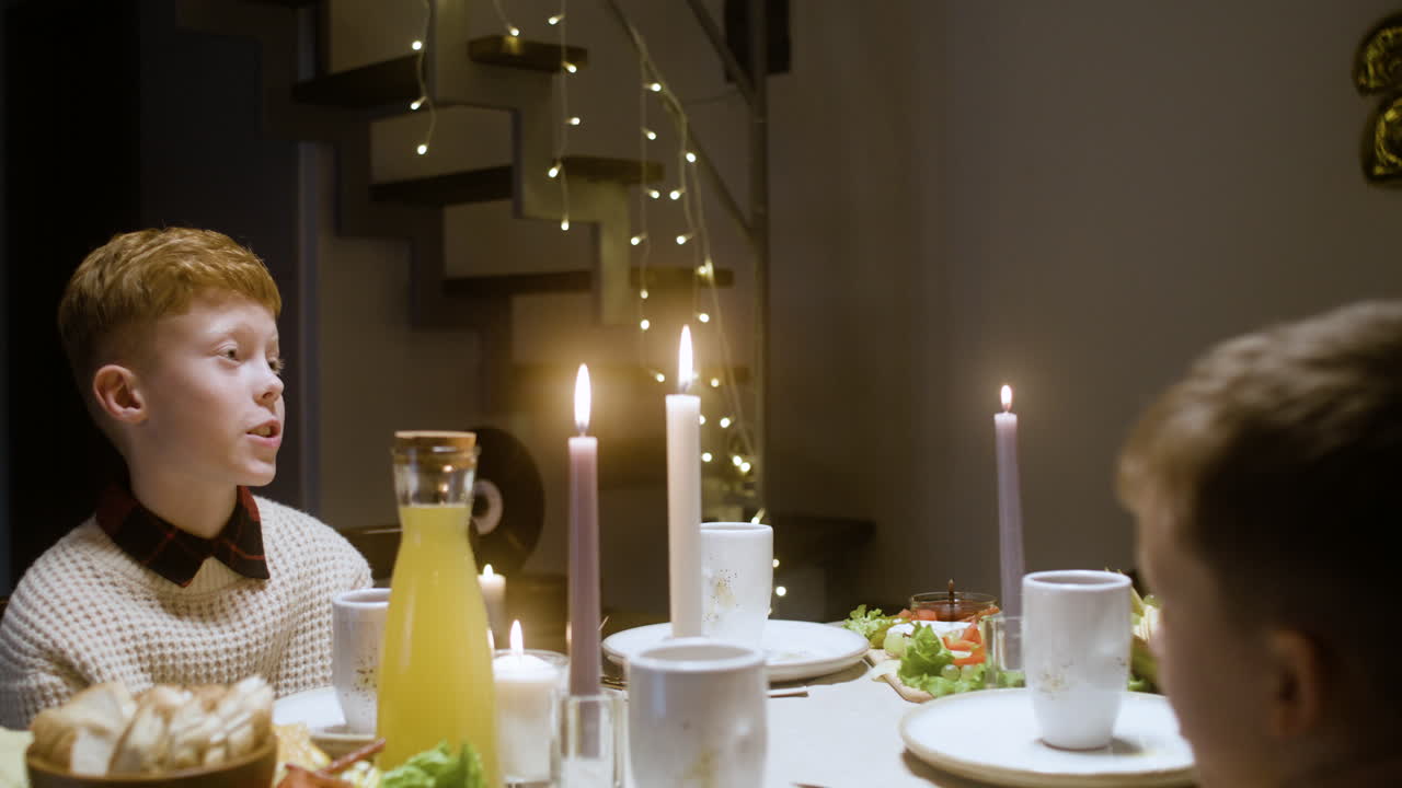 거실에서 새해 전날 축제.