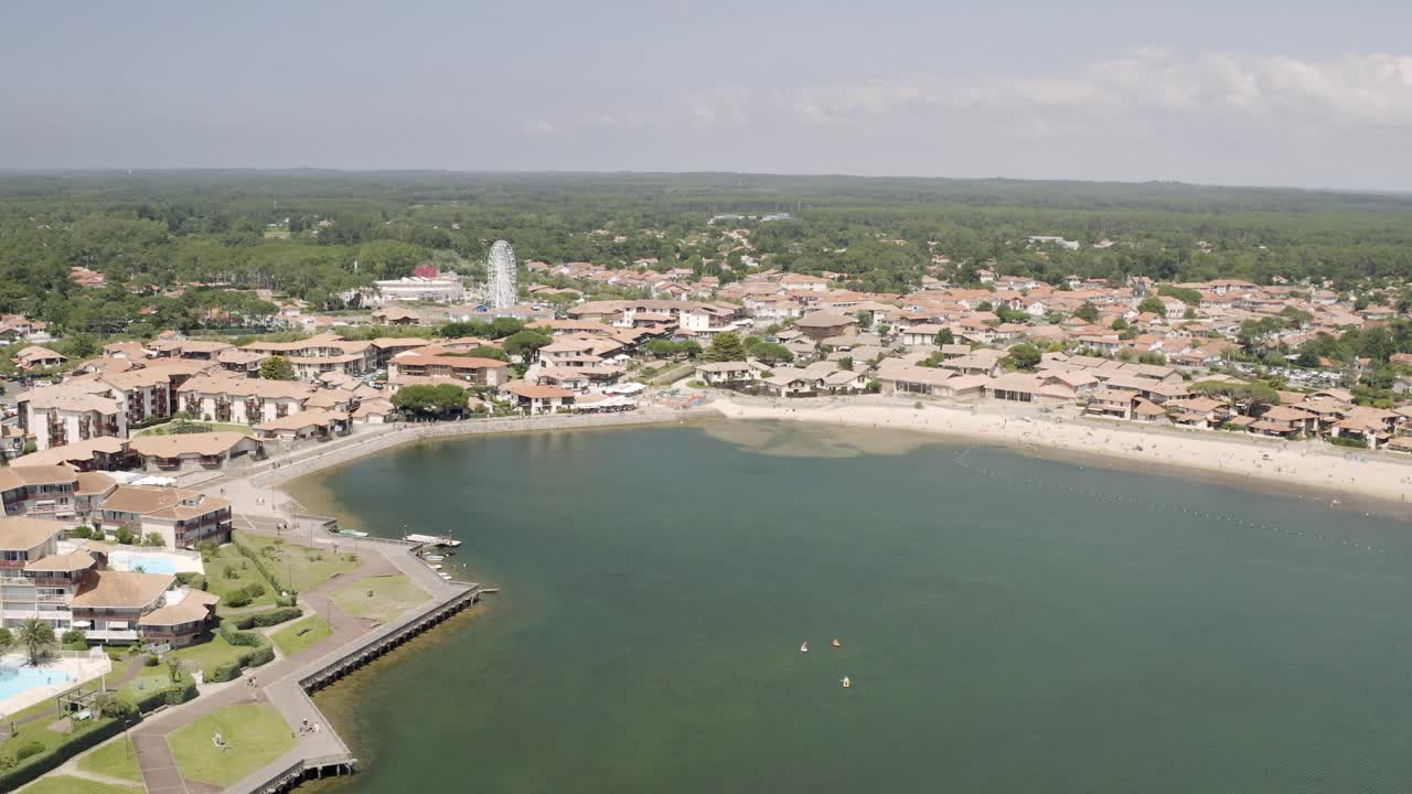 Drone-ilmakuva Vieux-Bocau-les-Bainsin rantakaupungista Etelä-Ranskassa.