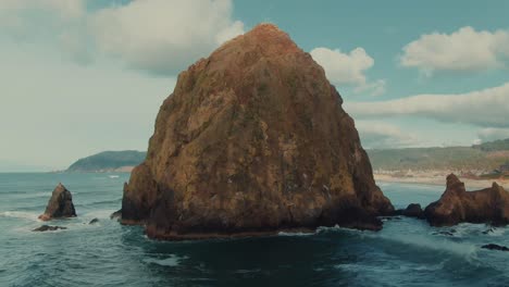 gran roca aérea de 4k en el océano en el camión de drones de la costa oeste a la derecha + foque hacia arriba