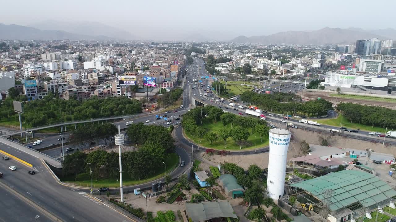 video aéreo de la autopista panamericana en lima, perú. imagen del cruce de transporte y la ciudad.
