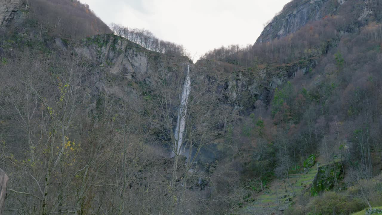 Ripresa inclinata con drone della Cascata di Foroglio, situata nel villaggio di Cavergno, nel distretto di Vallemaggia, un cantone del Ticino, in Svizzera