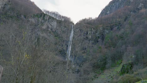 tomada de un dron inclinado de la cascada de cascata di foroglio, ubicada en el pueblo de cavergno, en el distrito de vallemaggia, un cantón de ticino, en suiza