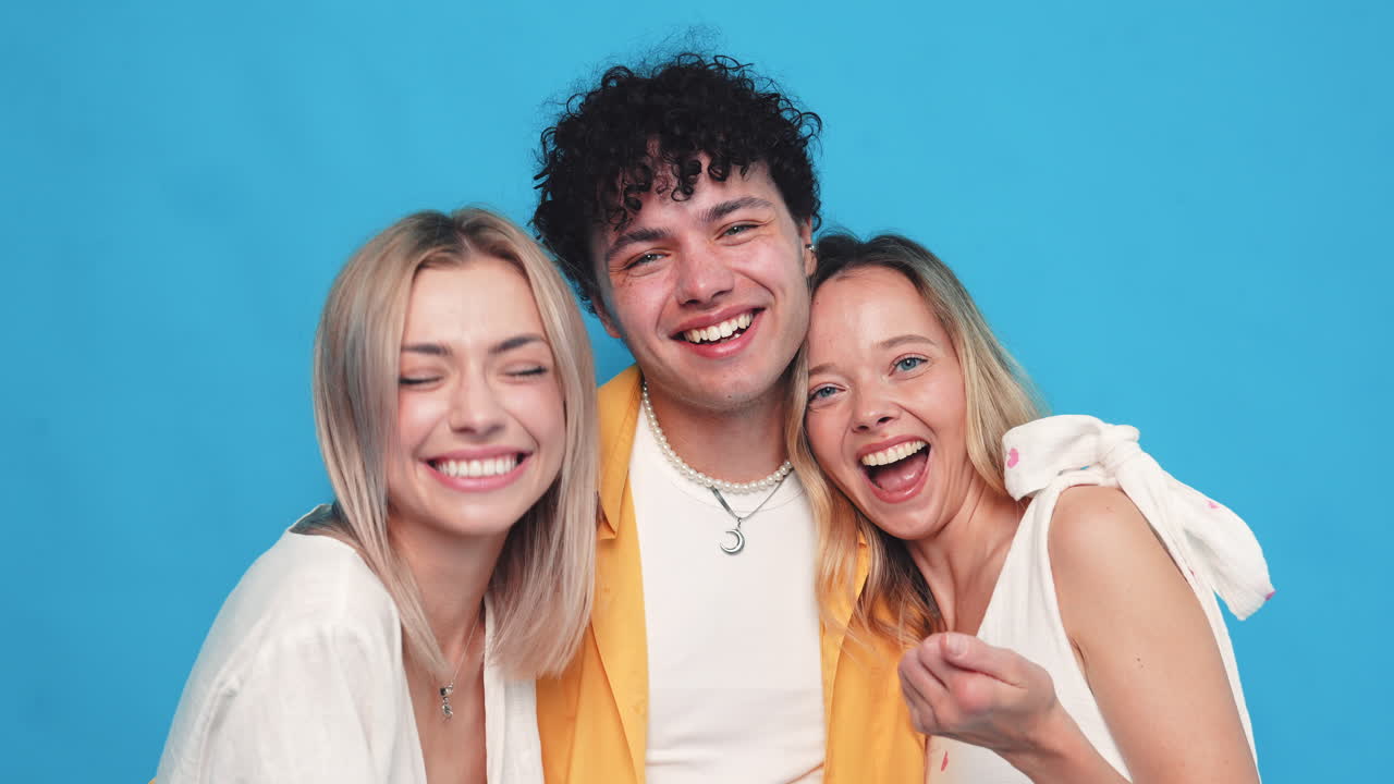 행복 한 친구 들 이 사진 을 찍기 위해 포즈 를 취 하고 있다