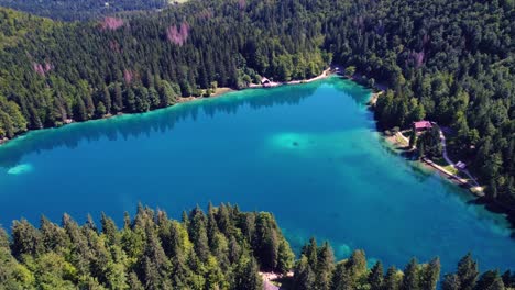 lago de fusine superior, alpes italianos. vuelos aéreos de aviones no tripulados.