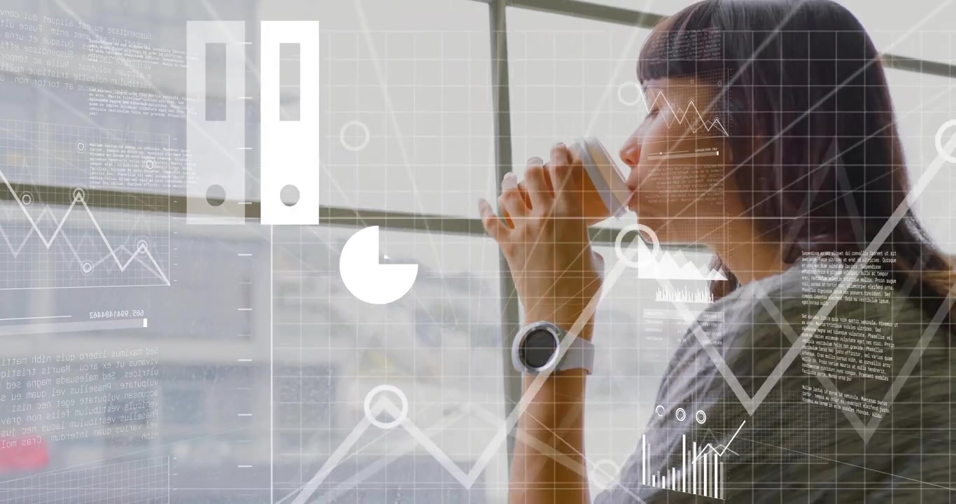 Donna che solleva una tazza di carta e sorseggia vicino alla finestra, facendo sì che grafici tecnologici mostrino strati di dati in crescita per ottenere insight