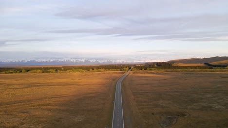 新西蘭的荒野公路, 穿過黃金草原, 走向紐西蘭南部的阿爾卑斯山.