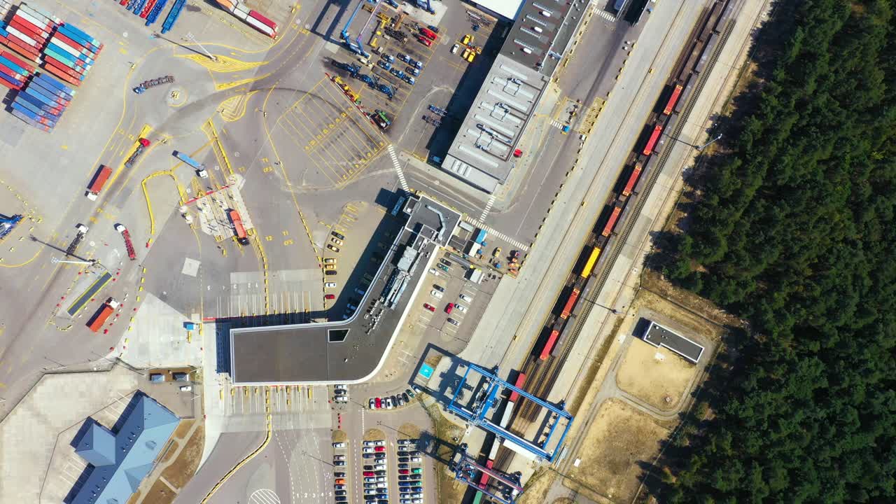 portacontenedores en importación, exportación y logística comercial, por grúa, puerto comercial, envío de carga al puerto, transporte internacional, concepto de logística comercial, vista aérea