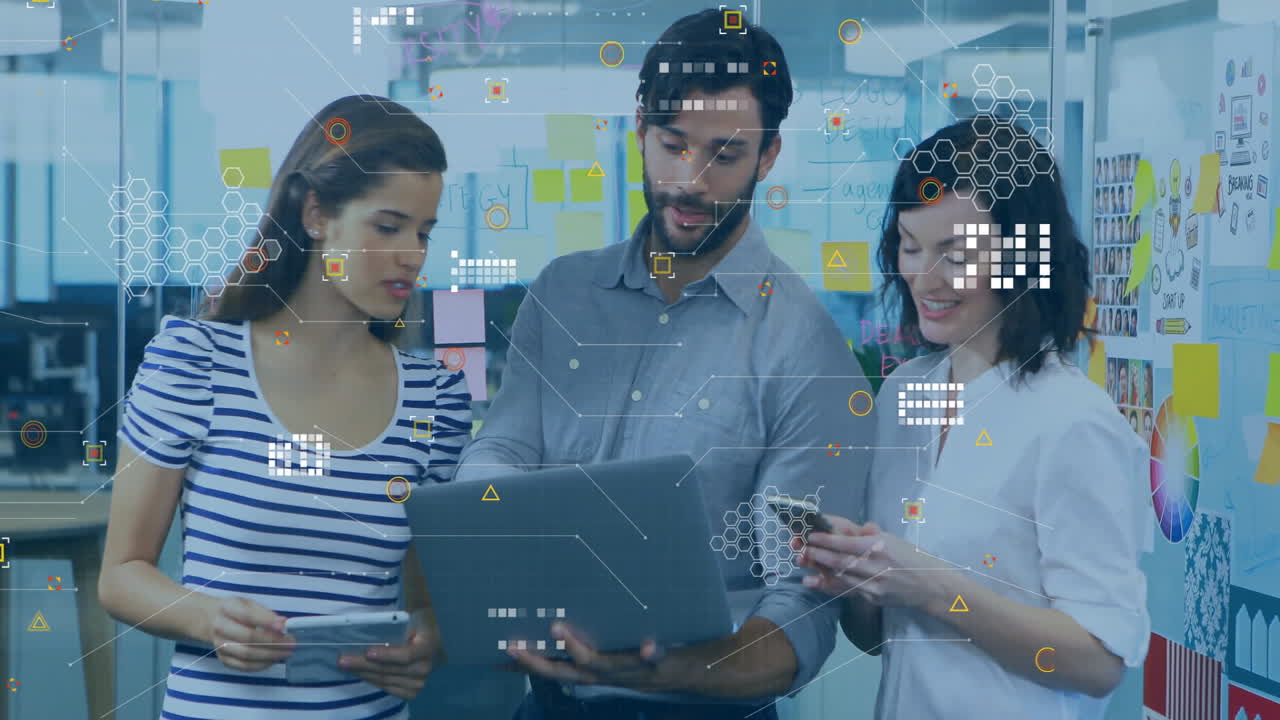 animación de la red de conexiones sobre colegas caucásicos discutiendo el trabajo en la oficina