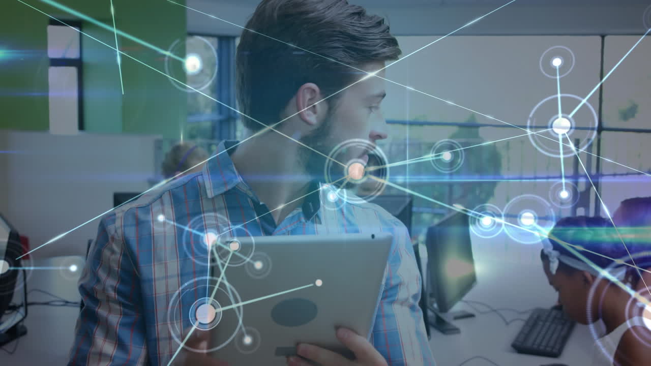 animación de la red de conexiones a través del maestro con la tableta y los escolares