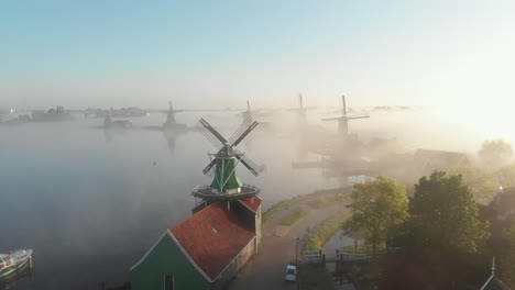 El-Dron-Vuela-Hacia-Adelante-Cerca-De-Un-Molino-De-Viento-En-Los-Países-Bajos-En-Una-Mañana-Brumosa-En-La-Antena-Cinemática-De-Drones-De-Zaanse-Schans-En-4k