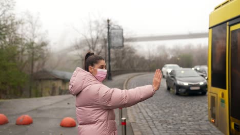 mujer esperando un paseo en la calle de la ciudad de niebla