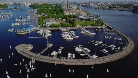 Puerto-De-Yates-En-Una-Bahía-De-La-Ciudad,-Sol-De-Verano,-Ondas-Blancas-En-El-Agua