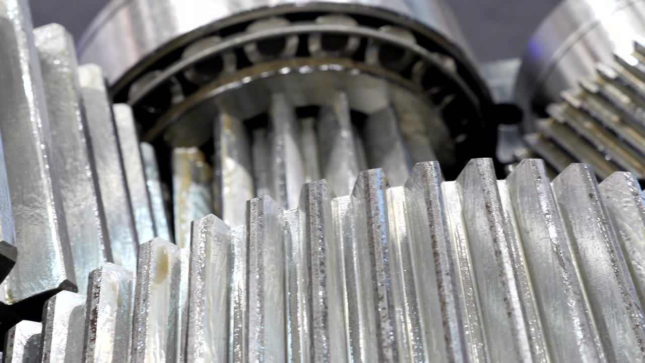 enormes engranajes inmovilizados, no se muevan, cámara dolly, primer plano.