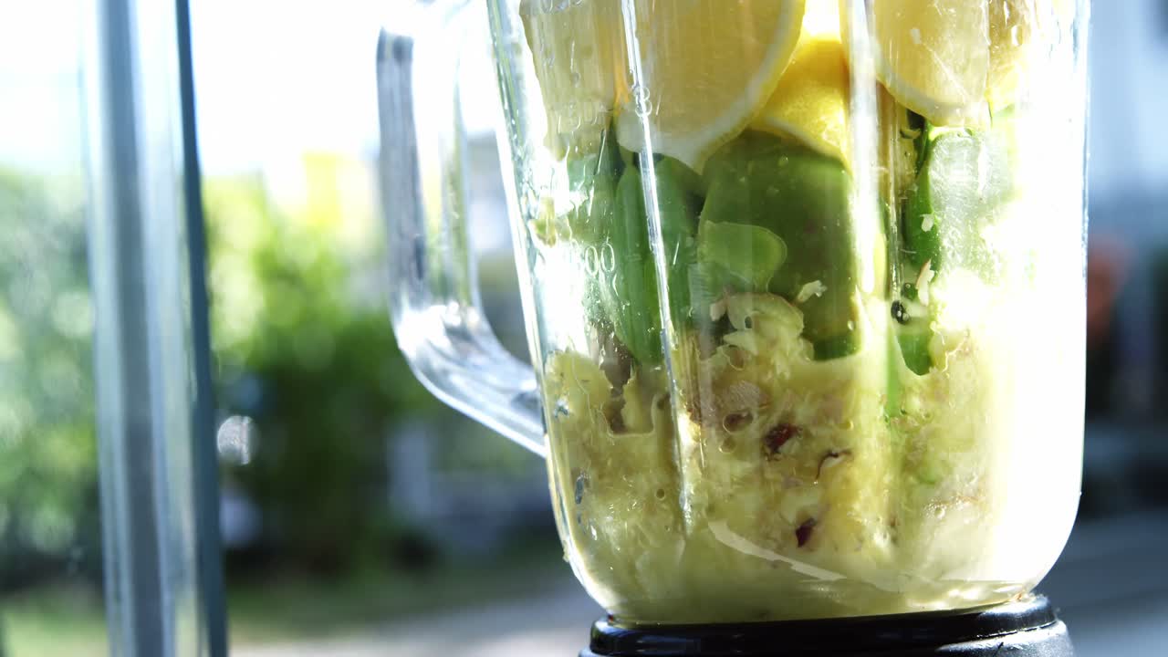 preparando un batido en la licuadora