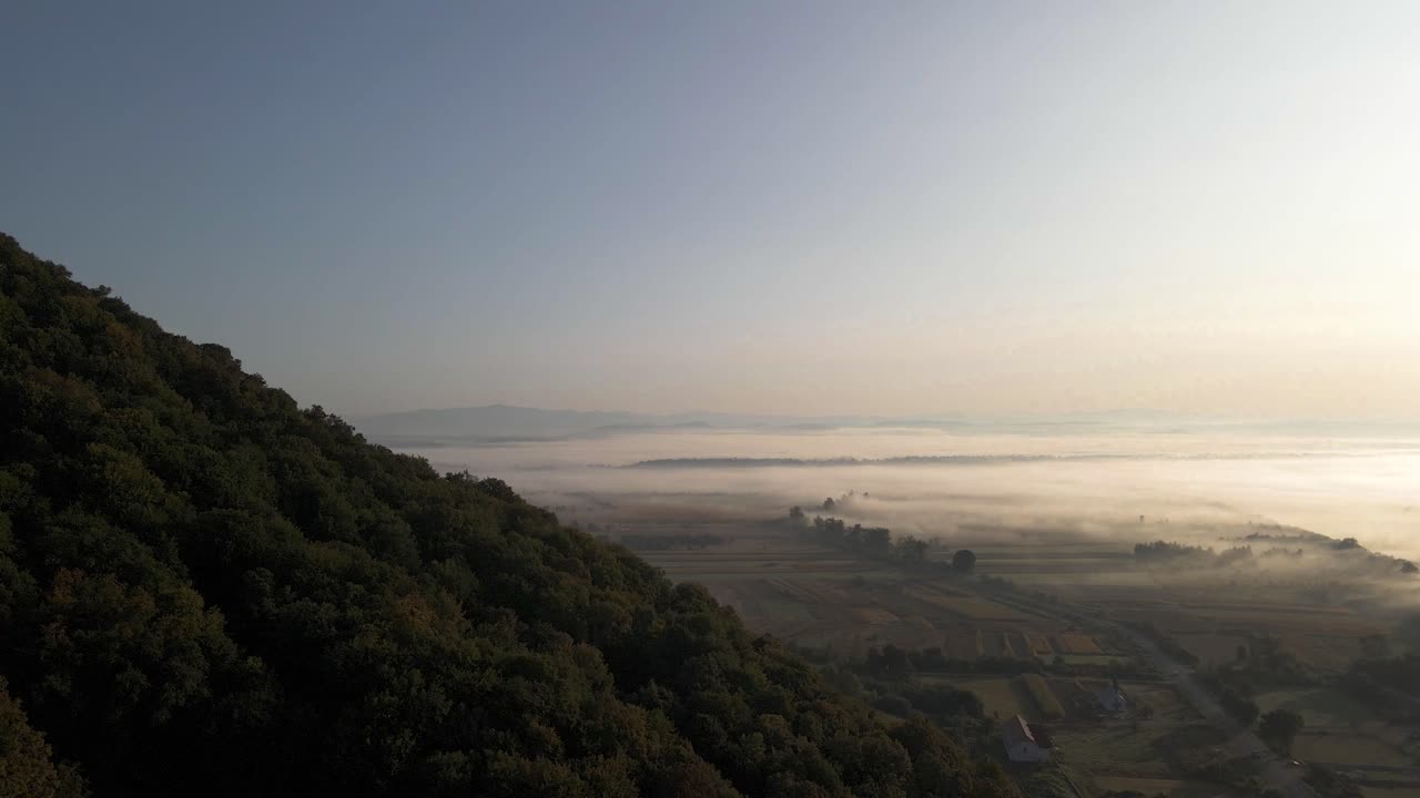 우크라이나 평원의 광대한 아름다운 풍경을 덮고 있는 안개