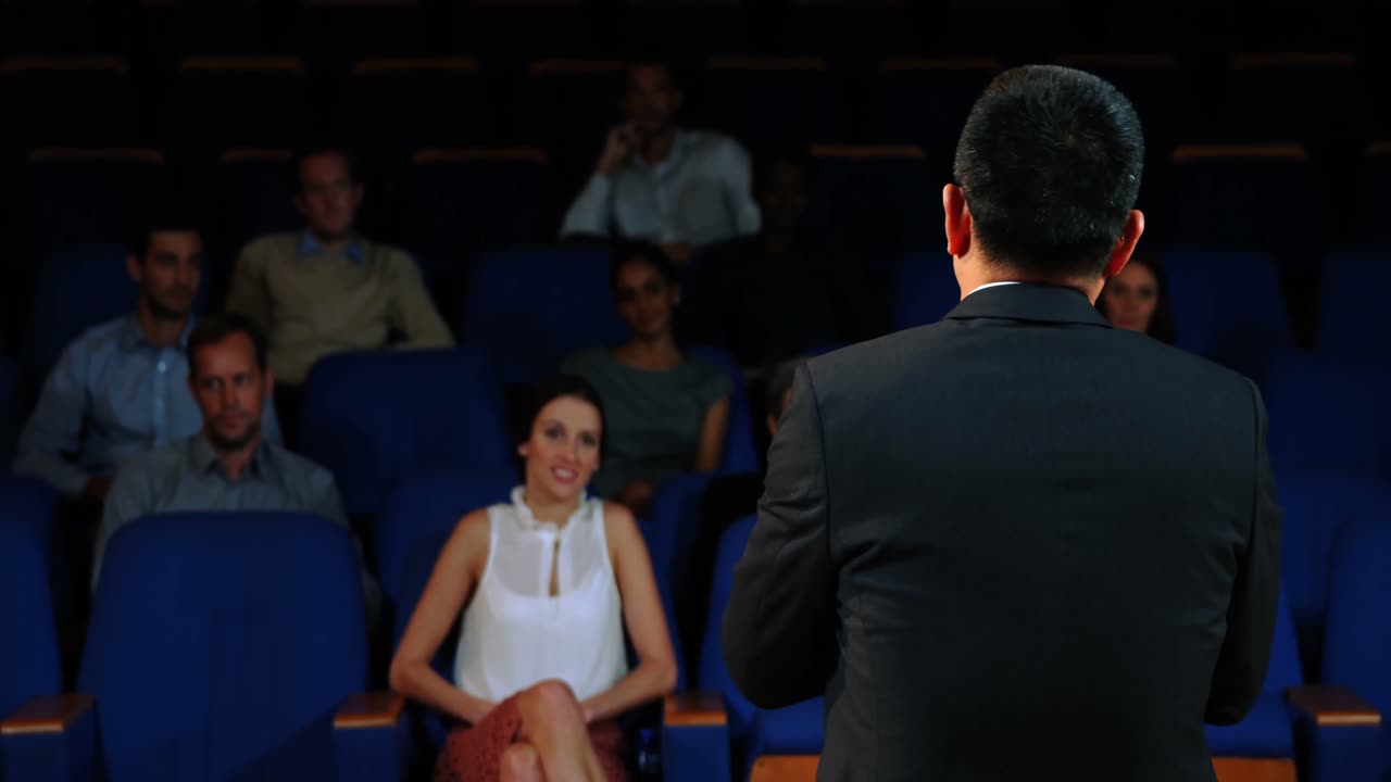 executivo de negócios falando com colegas