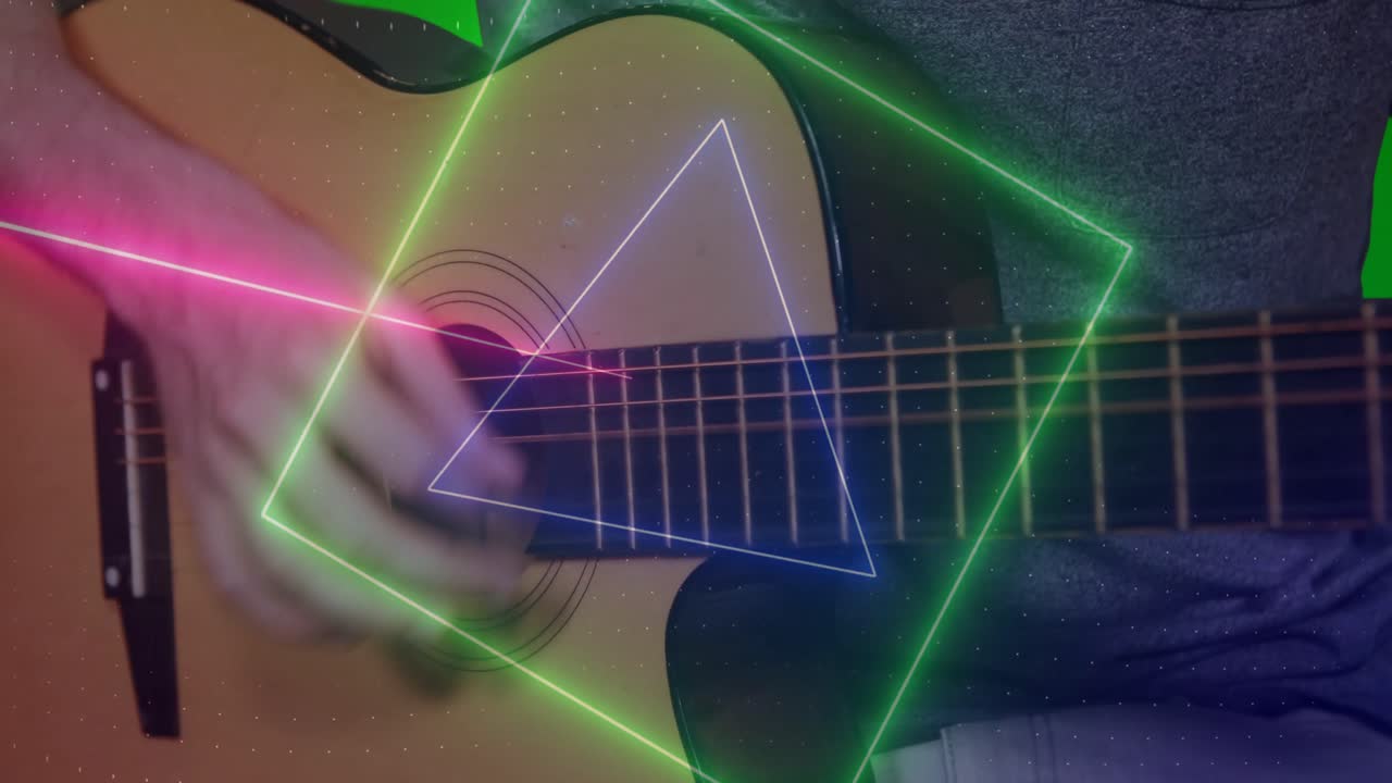 Gitarrist schlägt die Gitarre an und erzeugt dabei Neonformen, die pulsieren, sich ausdehnen und synchron zum Rhythmus rotieren.