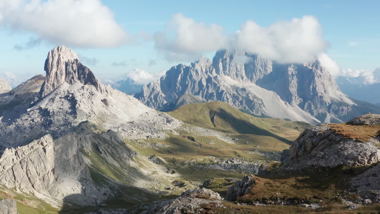 paisaje montañoso aéreo, tiro amplio de establecimiento, montañas dolomitas monte pelmo y becco di mezzodi