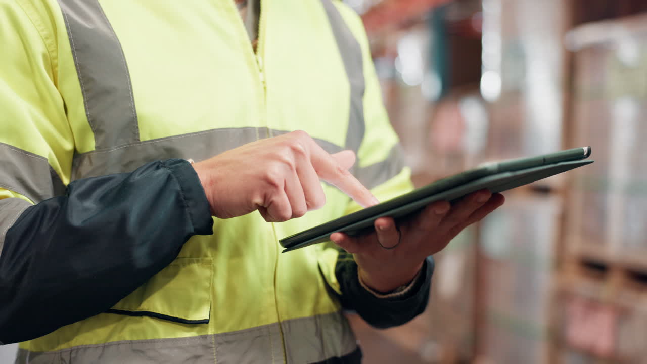 trabajador de almacén que utiliza una tableta para la gestión del inventario