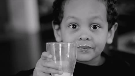 Niño-Bebiendo-Leche-Para-El-Desayuno-Sobre-Fondo-Blanco-Material-De-Archivo-De-Video