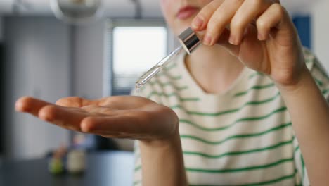 mujer aplicando suero a su mano