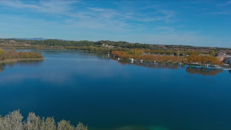 Drone-Volando-Sobre-El-Lago-De-Banyoles-En-Temporada-De-Otoño