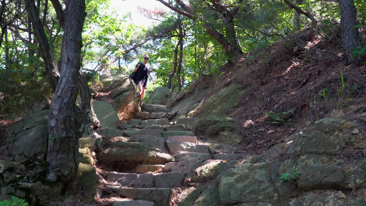 mujer bajando, volviendo a casa después de subir la montaña, estilo de vida saludable