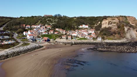 Runswick-Bay-Village-Und-Menschen-Am-Strand