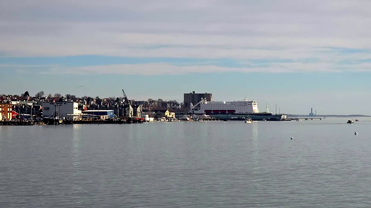 Widok na port w Portland, Maine, ze statkiem handlowym „State of Maine” w tle