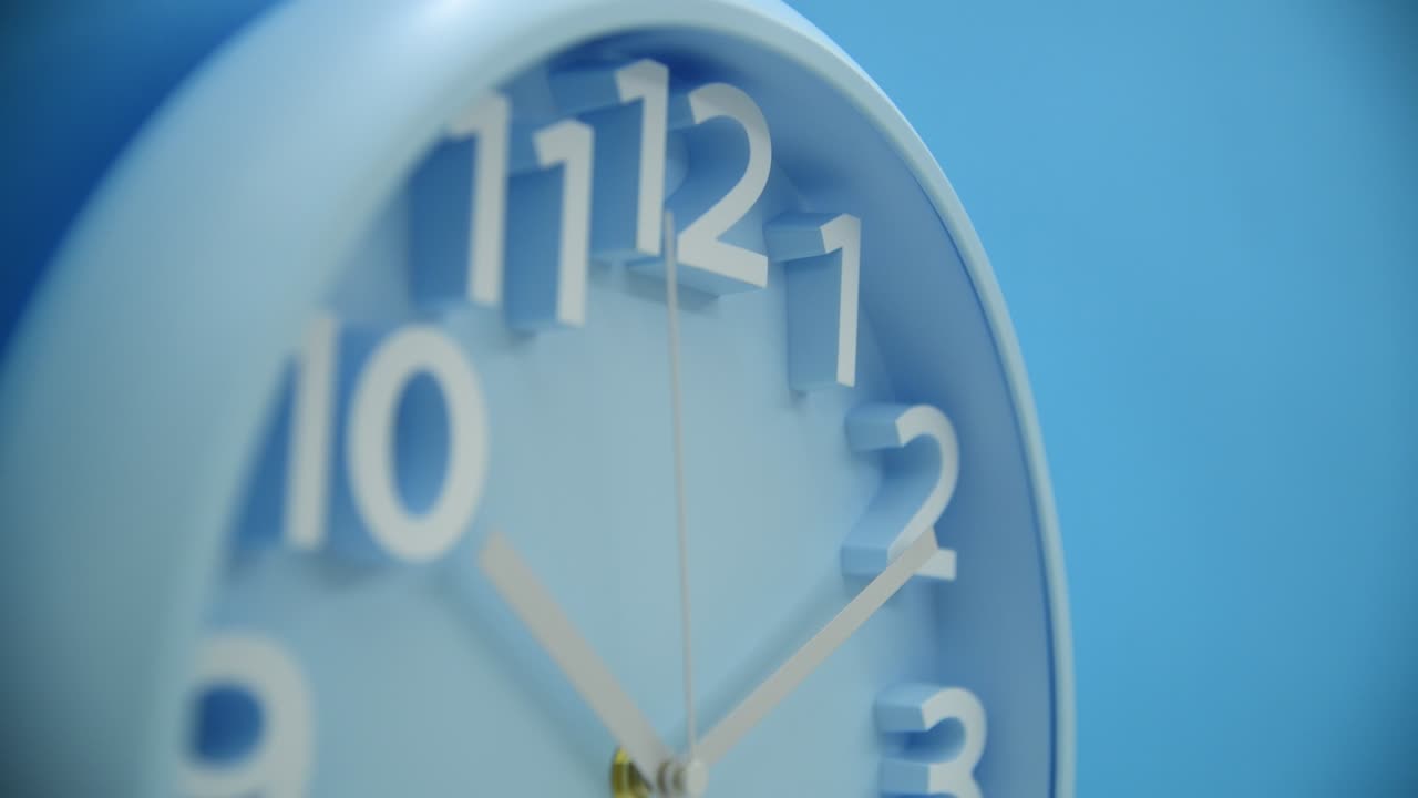 파란색 배경에 파란색 벽 시계