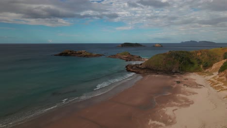 Tarakanahi-And-Moturaka-Islands-From-Ocean-Beach-In-Whangarei-Heads,-Northland,-New-Zealand