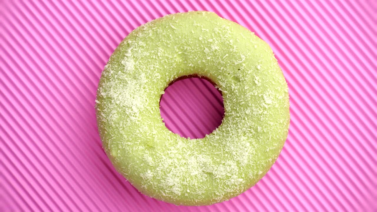 el donut glazado de primer plano.