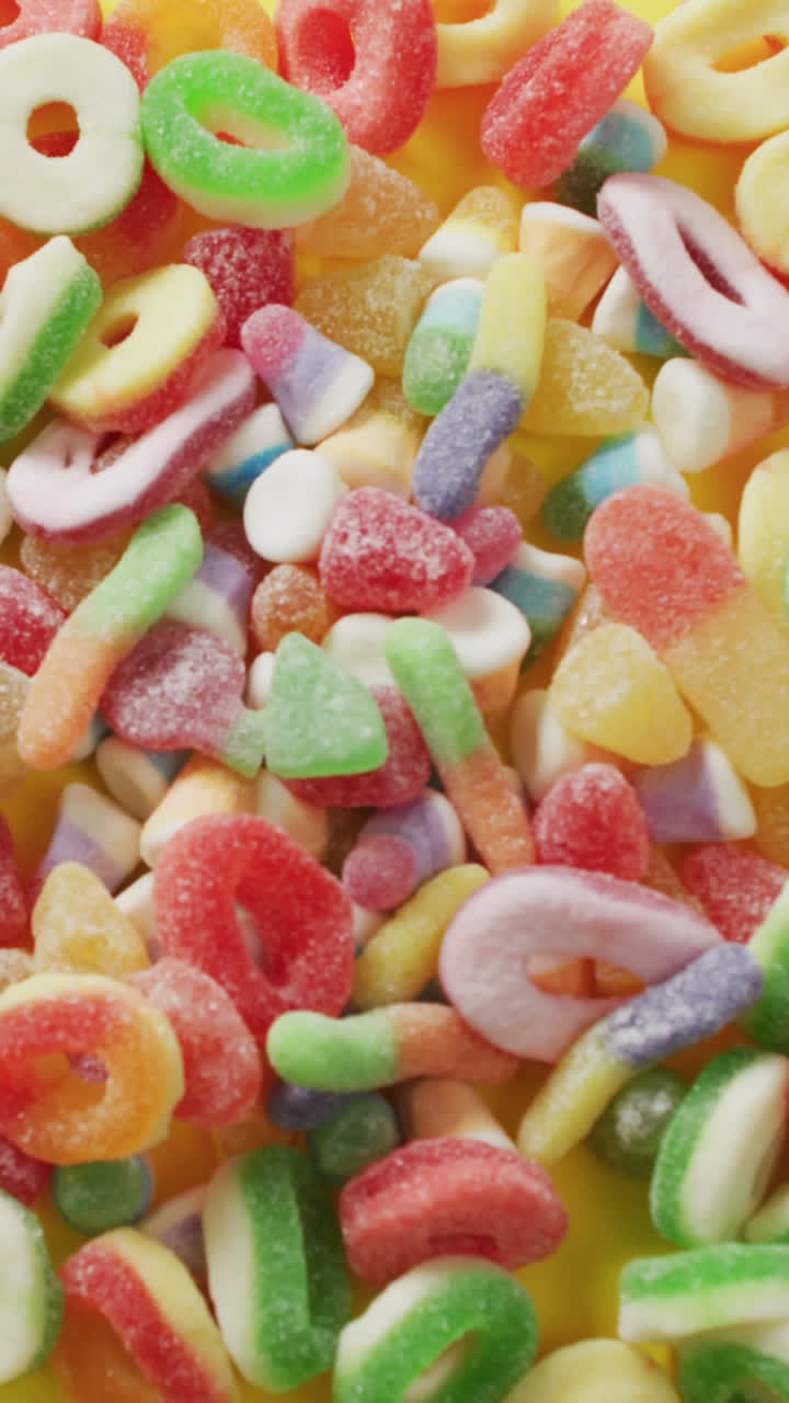 video de dulces de gelatina coloridos sobre un fondo amarillo