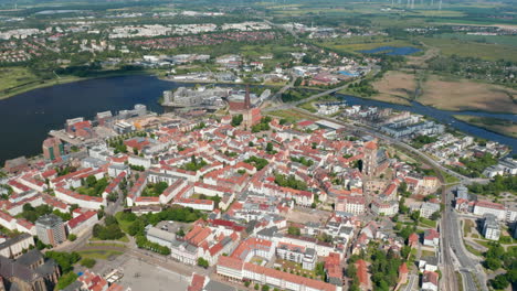 Hochwinkelansicht-Der-Stadt.-Historisches-Stadtzentrum-Mit-Mehreren-Kirchen.-Die-Warnow-Fließt-Durch-Die-Stadt