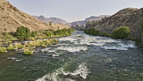 deschutes river oregon aerial v77 langsamer und niedriger überflug über den fluss, der atemberaubende ausblicke auf white horse stromschnellen, canyon-landschaft mit zerklüfteten felsformationen - aufgenommen mit mavic 3 cine - august 2022