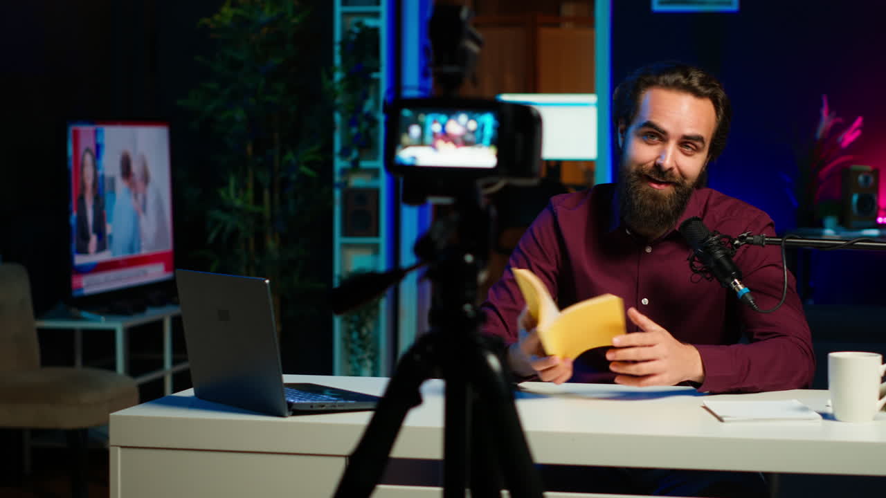 anfitrión de programas en línea lectura y recomendación de libros