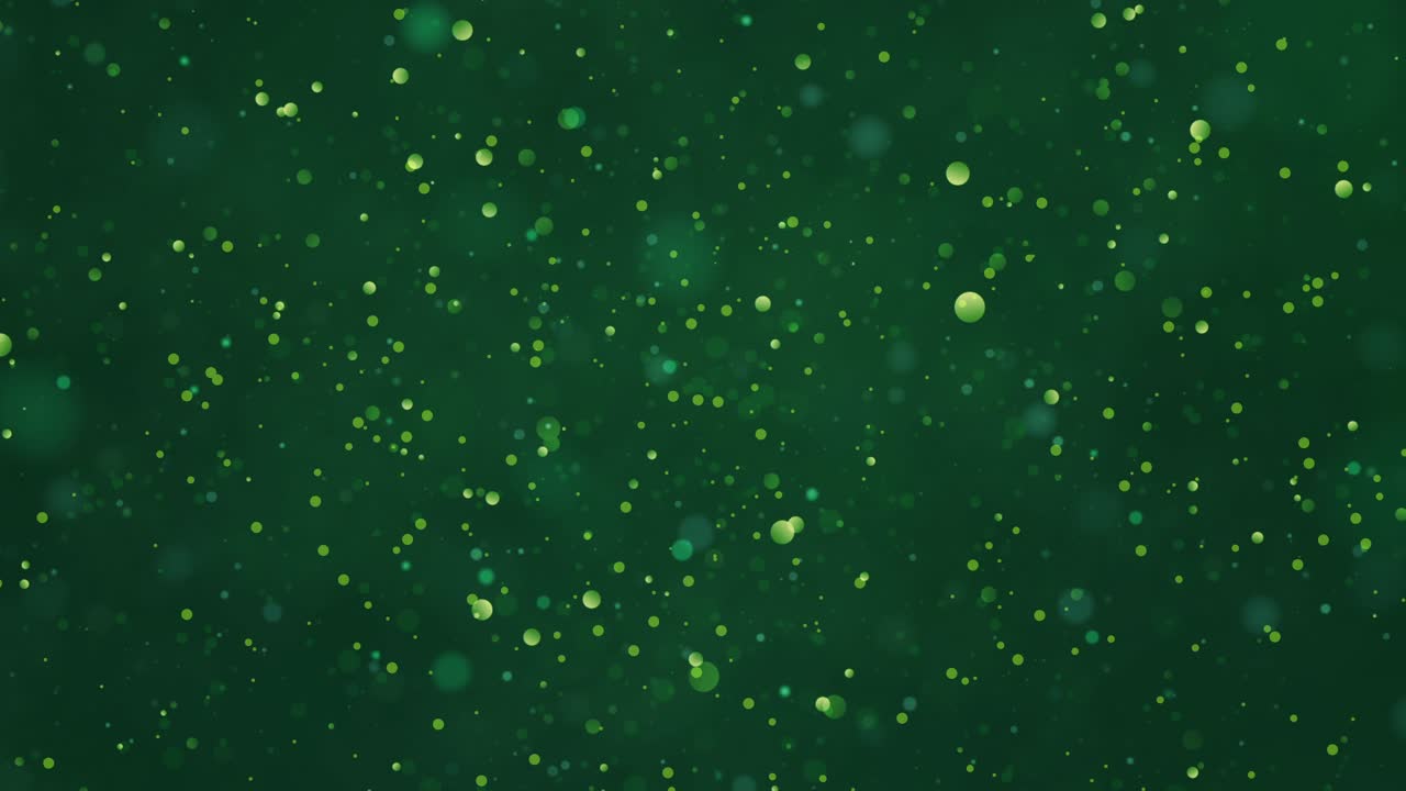 Loopbare bokeh-partikler, der driver og flyder, med grønt lys ude af fokus mod en atmosfærisk, sløret baggrund med natur-, økologi- og livstemaer