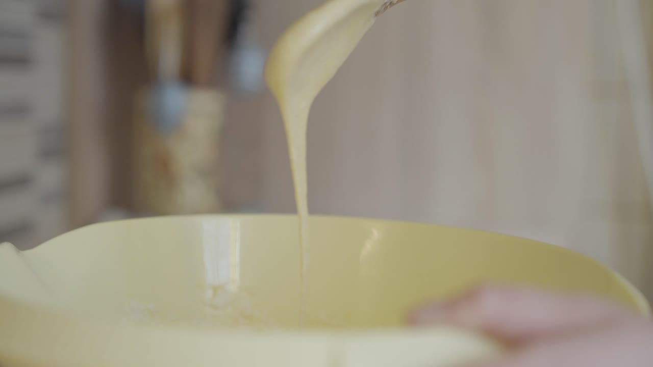 번트 케이크용 반죽을 섞는 여자