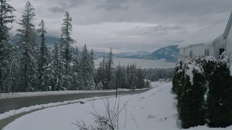 Haus,-Straße-Und-Schneebedeckte-Bäume-In-Salmon-Arm,-British-Columbia,-Kanada