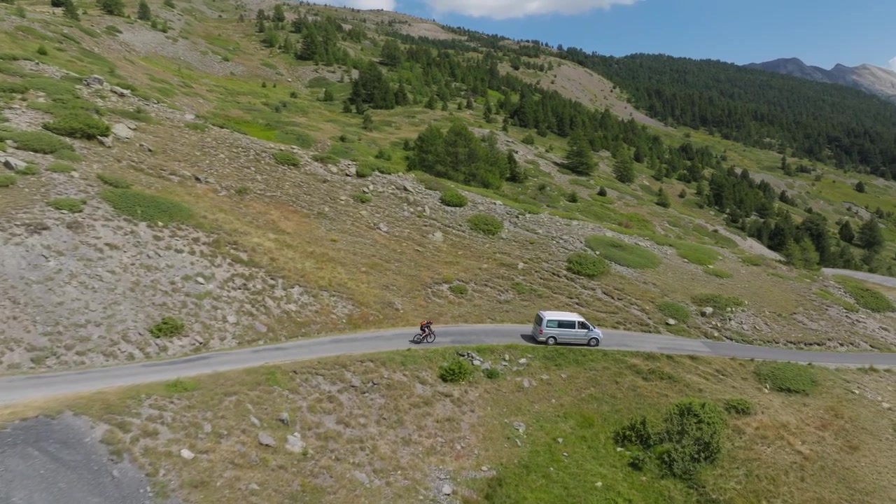 Paesaggi alpini cinematografici catturati lungo l'Alta Via delle Alpi. Scenari montani drammatici, strade tortuose, cime aspre, tempo mutevole e la bellezza naturale delle Alpi europee.