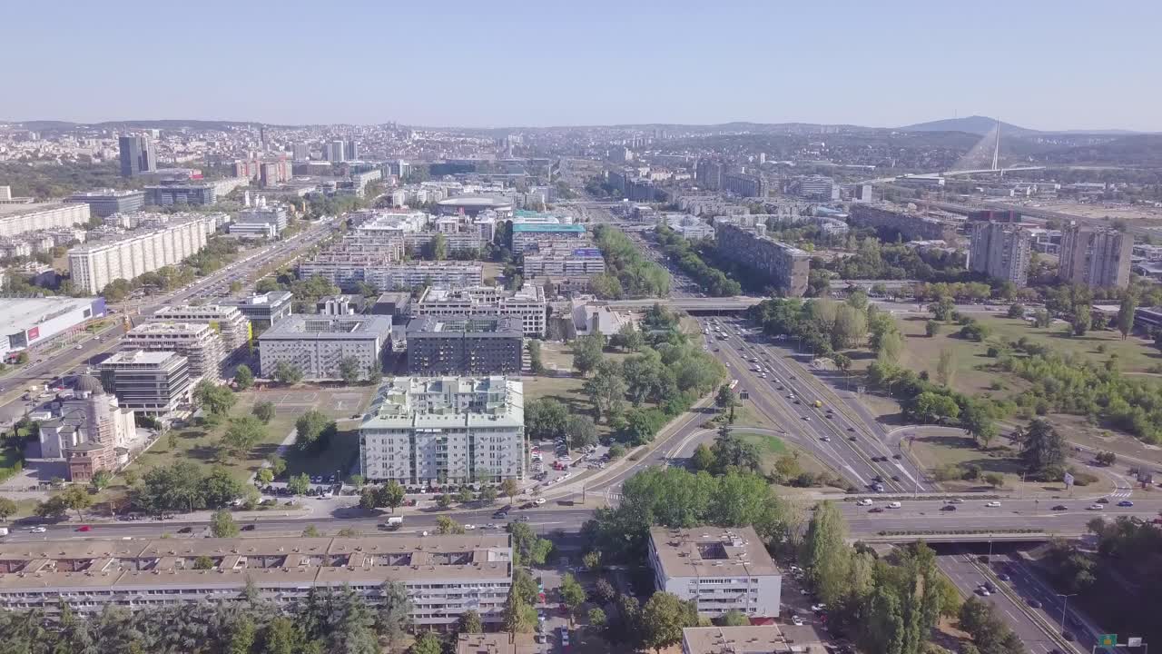 Потрясающая аэросъемка Нового Белграда, шоссе и кольцевой развязки, Сербия, 4К, летний день.