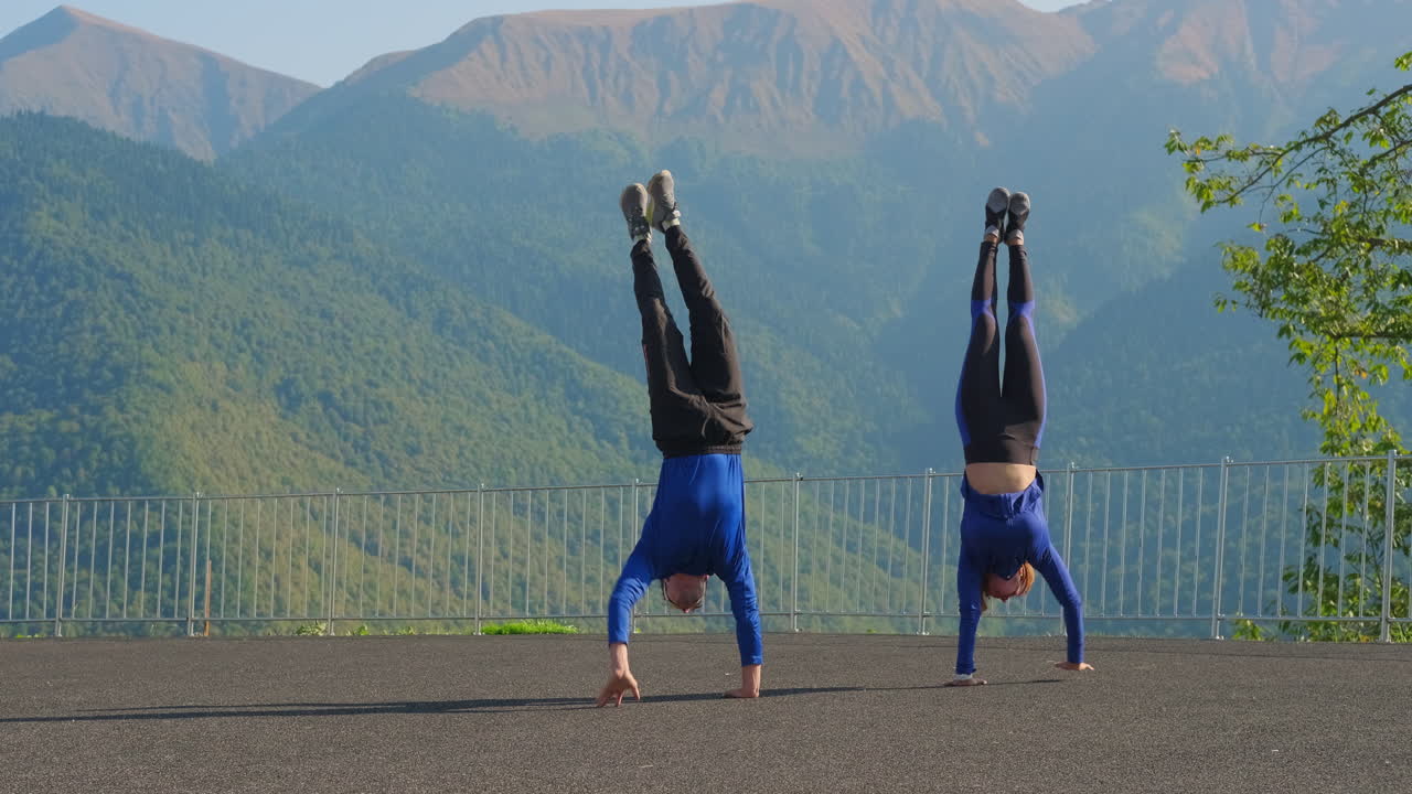 산 에서 드스탠드 를 하는 부부
