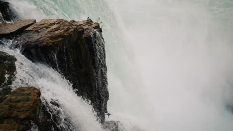 El-Flujo-De-Agua-De-Las-Cataratas-Del-Niágara-Intenta-Aplastar-La-Roca-Que-Sobresale-Del-Agua.