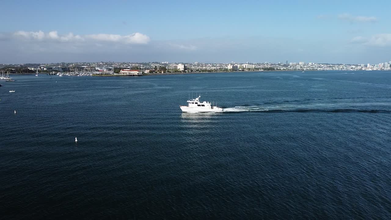 샌디에이고 만 에 있는 큰 배 의 공중 전망