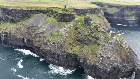 al oeste de irlanda acantilados de moher toma estática de la costa salvaje acantilados mar y cuevas marinas irlanda en invierno