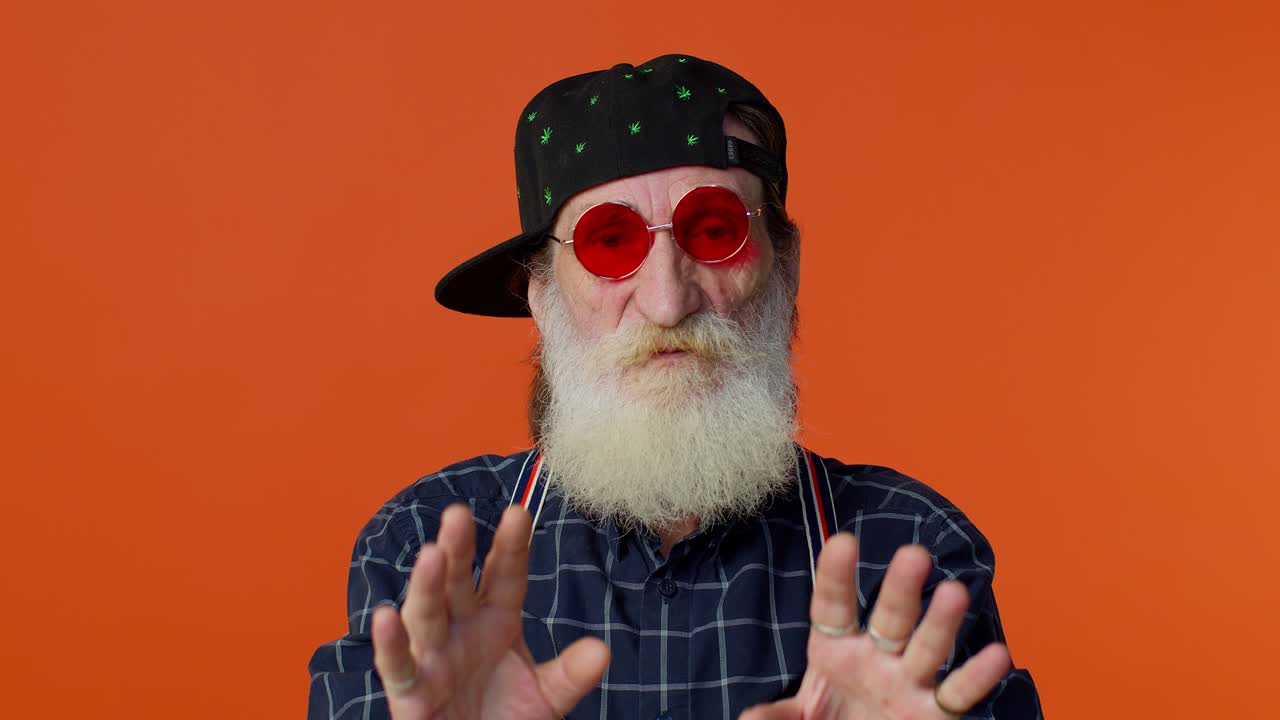 anciano senior en advertencia con gesto de dedo, diciendo no, ten cuidado, dando consejos para evitar el peligro